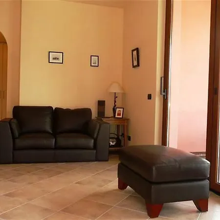 בית נופש Clubhouse מנאג'יו